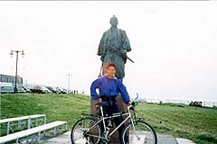 間宮林蔵の像と(稚内市宗谷岬、1998年8月14日)