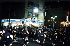 帯広の盆踊りでの踊り団体の1コマ（帯広市、1998年8月15日）