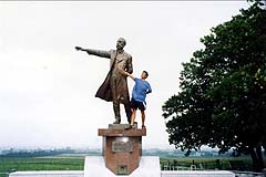 クラーク博士像と私（札幌市羊が丘、1998年8月17日）