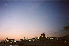 夕焼けの港に浮かぶフェリー(小樽市かつない臨海公園、1998年8月18日）