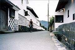 萩の城下町を走る(山口県萩市、1998年8月29日）