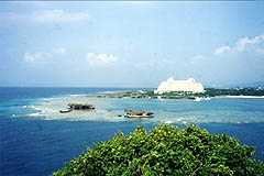 青い海と万座ビーチ（沖縄県恩納村、1998年9月8日）