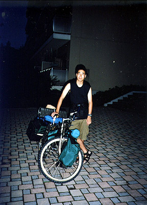日本一周の旅、出発前の私とチャリ(横浜の自宅前、1998年7月25日）