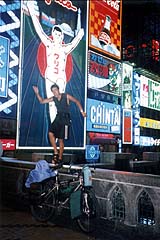道頓堀のグリコの看板前で変なポーズ（大阪府大阪市、1998年9月24日）