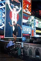 道頓堀のグリコの看板前で変なポーズ(大阪府大阪市、1998年9月24日)