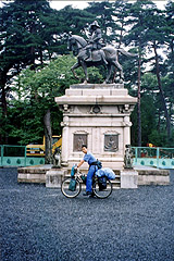 伊達政宗像と私(宮城県仙台、青葉城址公園、1998年7月30日）
