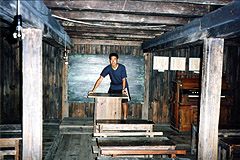 石川啄木記念館の学校にて(岩手県山中、1998年8月1日）