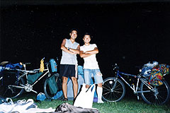 五稜郭にてマサと(北海道函館、1998年8月4日）