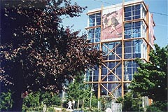 REIのお店の中のクライミングウォール(シアトル市街、1999年7月27日)