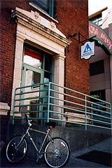 新しく買ったチャリとユースホステル(シアトル市街、1999年7月27日)