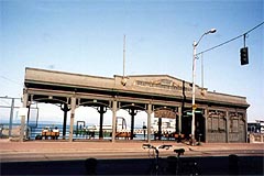 シアトル港前の駅（シアトル市街、1999年7月28日）