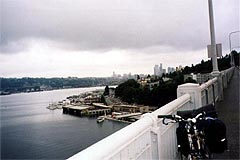 シアトル郊外から遠くのシアトルのビルを望む（シアトル郊外、1999年7月29日）