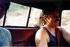 川に向かうティムさんのトラックにて（ダベンポート、1999年8月3日）