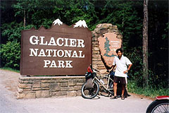 グレーシャー国立公園の入口の看板（Glacier N.P.、1999年8月7日）