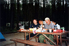 キャンプ場で知り合った2人と共に（Apgar Campground、1999年8月7日）