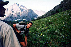 女性のレンジャーさん（Grinnell Glacier、1999年8月10日）