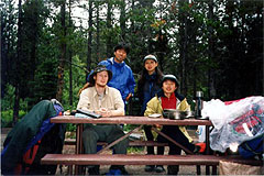 キャンプサイトで出会った4人（Many Glacier Campground、1999年8月10日）